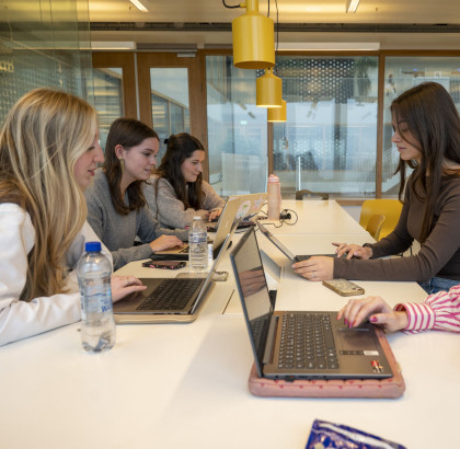 5 studenten studeren samen in de bibliotheek