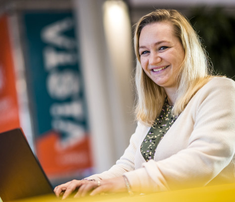 Samantha Rodolf Lejeune achter haar laptop op het VISTA college